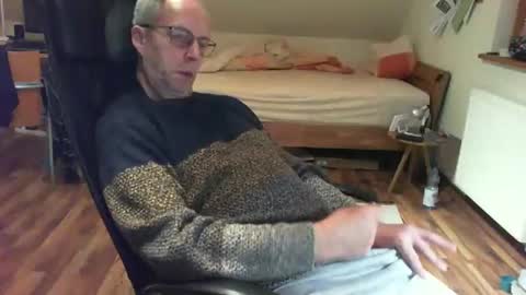 Snapshot of lefti27 chatting on February 9, 2025, 10:54 pm Dave online show from February 9, 2025, 10:54 pm