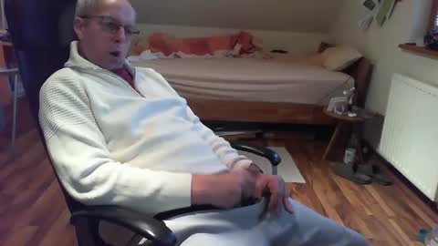 Snapshot of lefti27 chatting on February 16, 2025, 4:21 pm Dave online show from February 16, 2025, 4:21 pm