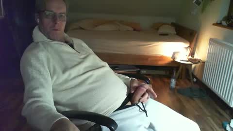 Snapshot of lefti27 chatting on February 21, 2025, 11:54 pm Dave online show from February 21, 2025, 11:54 pm