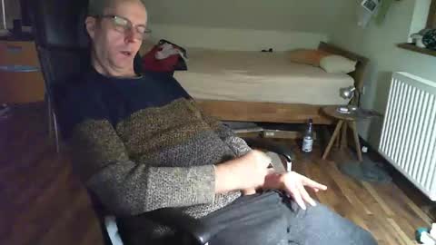 Snapshot of lefti27 chatting on February 27, 2025, 6:20 pm Dave online show from February 27, 2025, 6:20 pm