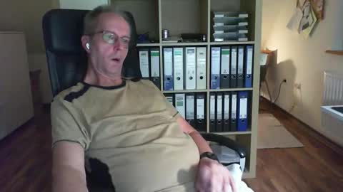 Snapshot of lefti27 chatting on September 22, 2025, 10:34 pm Dave online show from September 22, 2025, 10:34 pm