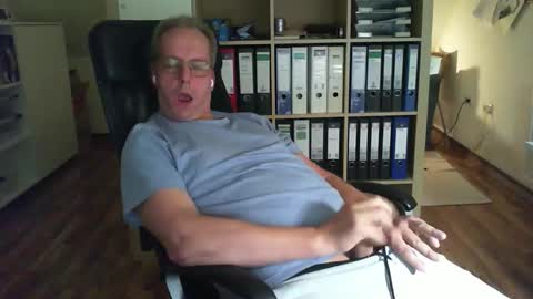 Snapshot of lefti27 chatting on September 28, 2025, 8:47 pm Dave online show from September 28, 2025, 8:47 pm