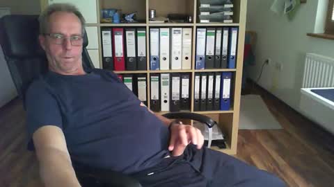 Snapshot of lefti27 chatting on October 9, 2025, 3:54 pm Dave online show from October 9, 2025, 3:54 pm