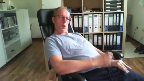 Snapshot of lefti27 chatting on October 12, 2025, 8:35 am Dave online show from October 12, 2025, 8:35 am