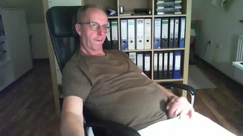 Snapshot of lefti27 chatting on October 22, 2025, 6:07 pm Dave online show from October 22, 2025, 6:07 pm