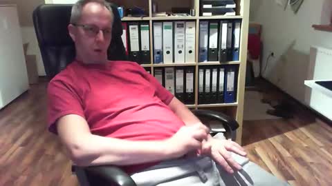 Snapshot of lefti27 chatting on November 7, 2025, 3:45 pm Dave online show from November 7, 2025, 3:45 pm