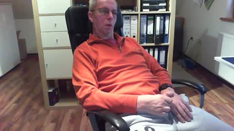 Snapshot of lefti27 chatting on November 9, 2025, 1:31 pm Dave online show from November 9, 2025, 1:31 pm