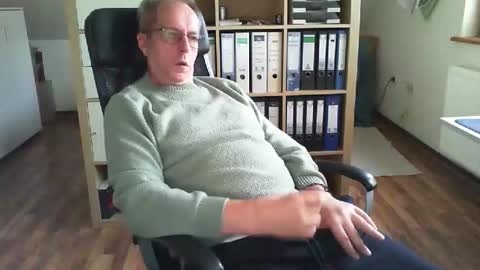 Snapshot of lefti27 chatting on December 1, 2025, 12:54 pm Dave online show from December 1, 2025, 12:54 pm