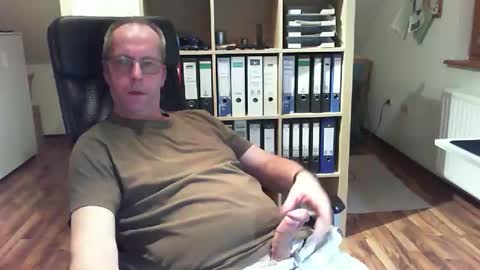 Snapshot of lefti27 chatting on December 19, 2025, 12:28 am Dave online show from December 19, 2025, 12:28 am