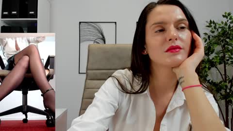 Elle  online show from December 4, 2024, 12:58 pm