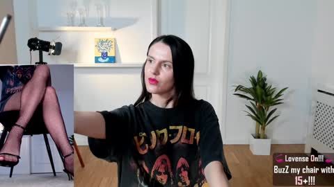 Elle  online show from January 4, 2025, 12:27 pm