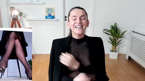 Elle  online show from January 11, 2025, 1:01 pm