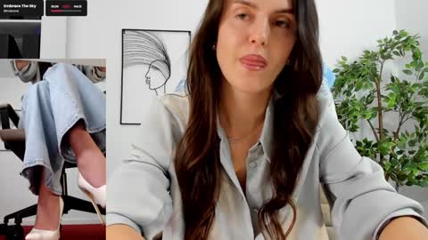 Elle  online show from January 30, 2025, 1:53 pm