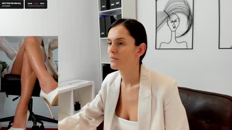 Elle  online show from March 11, 2025, 8:52 am