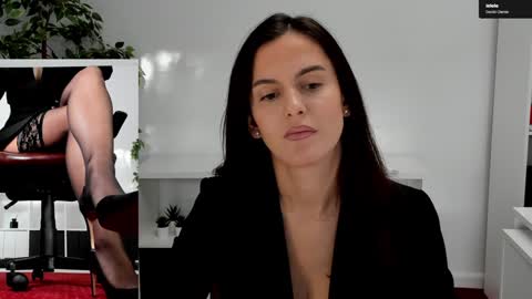 Elle  online show from October 21, 2025, 6:03 am