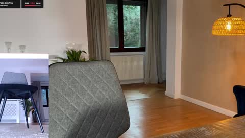 Elle  online show from December 5, 2025, 1:31 pm