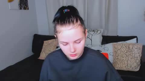 Leila online show from December 5, 2025, 1:42 pm