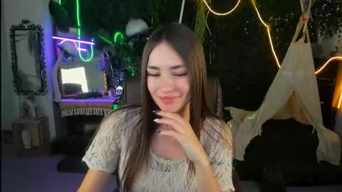 Leila Rai online show from November 10, 2025, 1:43 pm