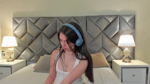 Leizathompson online show from September 17, 2025, 7:37 pm