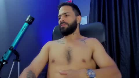 Leo  Diaz online show from December 10, 2024, 1:11 am