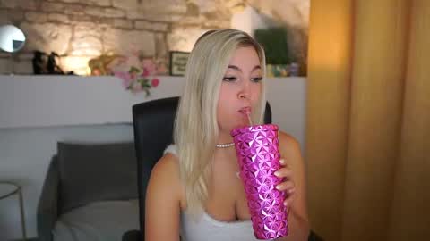 leokitty  online show from November 18, 2025, 2:10 pm