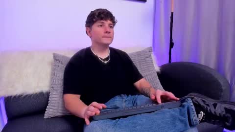 Leo  online show from December 3, 2025, 4:20 am