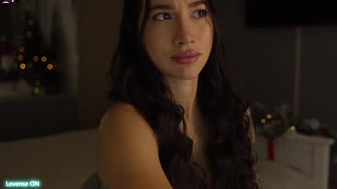 Leora online show from December 31, 2024, 4:04 pm