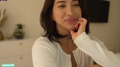 Leora online show from February 14, 2025, 4:31 pm