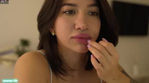 Leora online show from February 25, 2025, 5:04 pm