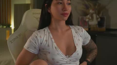 Leora online show from November 24, 2025, 5:23 pm