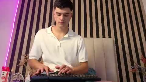 Snapshot of leotease chatting on June 17, 2026, 7:15 pm leotease online show from June 17, 2026, 7:15 pm