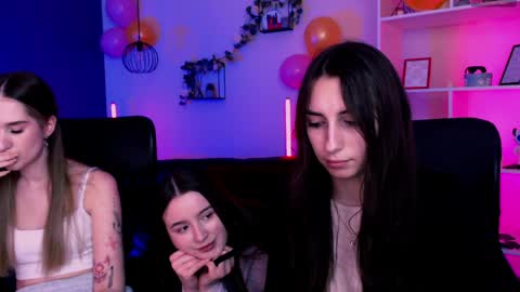 leslie_bird online show from April 1, 2026, 1:41 pm