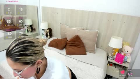 Lesly Santodomingo online show from April 19, 2026, 11:42 am