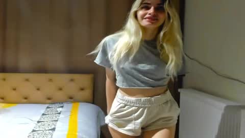 lesyaliss online show from April 23, 2026, 11:18 pm