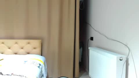 lesyaliss online show from April 24, 2026, 6:32 pm