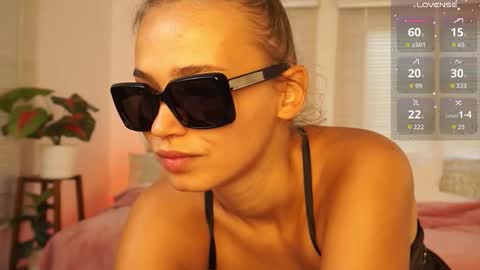 Lexi  online show from September 11, 2025, 9:42 am
