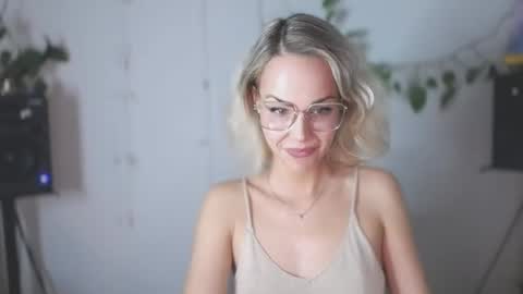 Lexie online show from December 10, 2024, 11:43 am