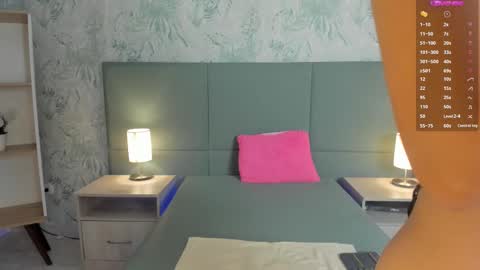 Lexie Thompson  online show from September 15, 2025, 12:16 pm