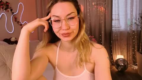 Snapshot of leyalayla chatting on April 10, 2026, 5:01 am Lily online show from April 10, 2026, 5:01 am