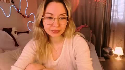 Snapshot of leyalayla chatting on April 22, 2026, 3:42 am Lily online show from April 22, 2026, 3:42 am