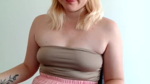 Snapshot of leyla_le chatting on August 4, 2026, 5:54 am Leyla online show from August 4, 2026, 5:54 am