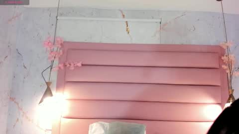 LEZY online show from September 15, 2025, 7:36 pm