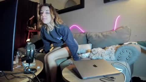 Hornystonerchick online show from December 24, 2024, 3:49 am