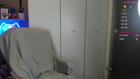 Snapshot of lia_lil chatting on November 14, 2025, 7:40 am Lia online show from November 14, 2025, 7:40 am