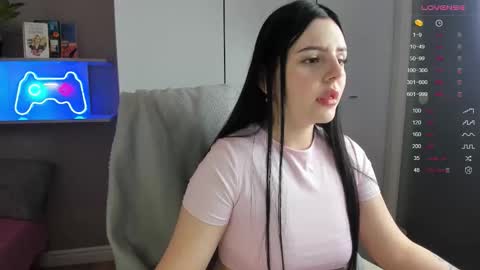 Snapshot of lia_lil chatting on November 18, 2025, 7:35 am Lia online show from November 18, 2025, 7:35 am