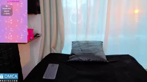 lia summer1 online show from November 14, 2025, 7:01 pm