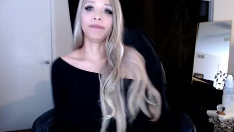 Lia Divina online show from March 11, 2025, 11:33 am