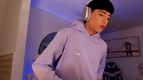 Liam online show from October 27, 2025, 5:39 pm