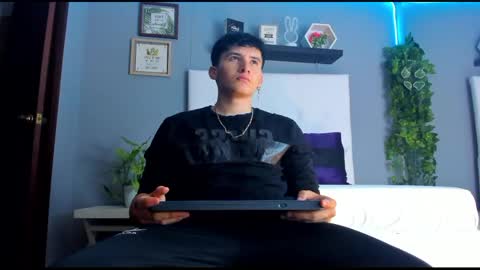 liam_conorr online show from December 9, 2024, 12:19 pm
