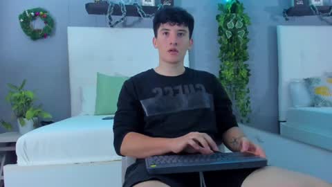 liam_conorr online show from December 21, 2024, 12:49 pm